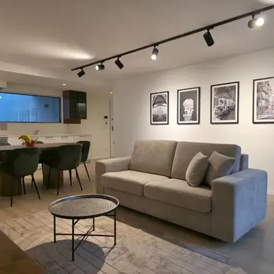 Spacious and modern 2-bed apartment with garage