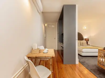 a small living room with a table and chairs at Modern Porto studio with essential amenities in Porto