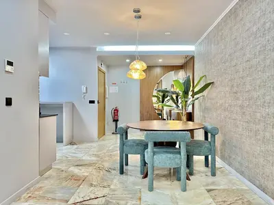 a dining room with a table and chairs at Bright apartment near Bolhao metro station in Porto