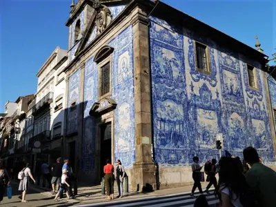 a group of people walking in front of a building at Pleasant apartment in Oporto in Porto