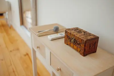 a wooden box sitting on top of a wooden dresser at Flores Premium by Hosty in Porto