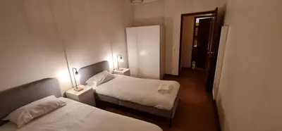 a small room with two beds and two lamps at Catarina 711 in Porto
