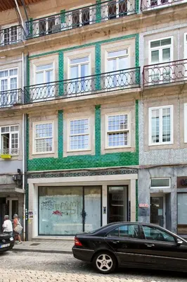 a black car parked in front of a building at Aposentus - Poveiros Terrace View in Porto