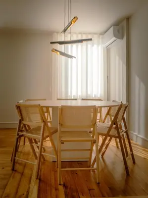 a dining room table and chairs in a room at The Cale - Porto, Firmeza 1 in Porto