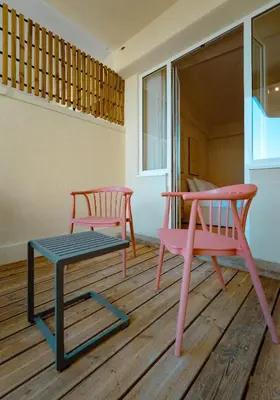 two pink chairs and a bench in a room at The Cale - Porto, Firmeza 2 in Porto