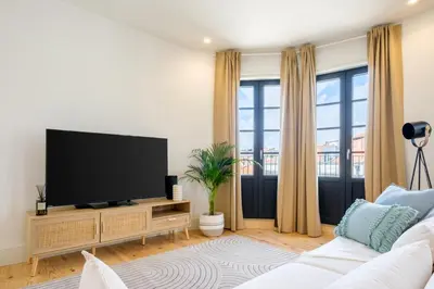 a living room with a flat screen tv at Art Deco 41 Luxury Apartment Downtown Metro AC in Porto