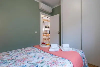a bedroom with a bed with a pink blanket at HostWise - Quinta do Vintém w/ Terrace near WOW in Vila Nova de Gaia
