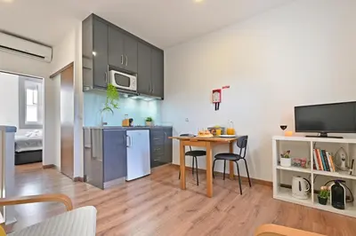 a kitchen and dining room with a table and chairs at Casa do Palácio 16 e 17 in Porto