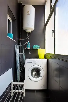 a laundry room with a washing machine and a window at APOSENTUS - Serenity 2E in Porto