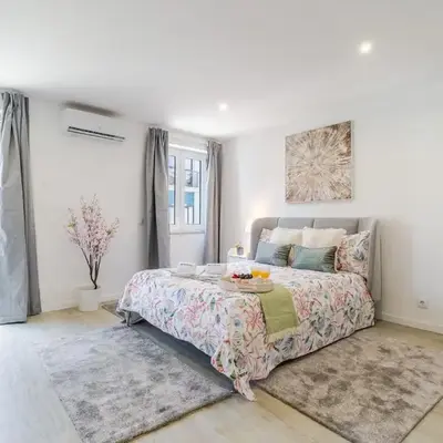 HostWise - Modern & Bright Studio