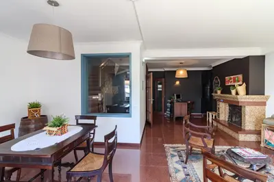 a dining room with a table and chairs at Lindo Vale Guest House in Porto