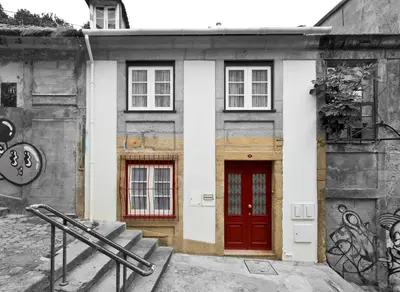 a white house with a red door at Luiz I Optimum Lofts 00 in Porto