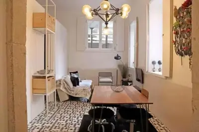 a living room with a table and chairs in a room at Formosa IN in Porto
