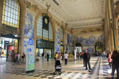 a crowd of people walking in a shopping mall at Apartamento T3 perto do Centro do Porto, Check-in 24 horas,Cozinha totalmente equipada, Wi-Fi 44Mbps, Propriedade Confortável e Espaçosa, Com Vaga de Carro Pública, Adequada para famílias, hóspedes em negócios e grupos de amigos e nomades digitais in Porto