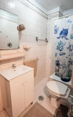 a bathroom with a toilet and a sink at Apartamento T3 perto do Centro do Porto, Check-in 24 horas,Cozinha totalmente equipada, Wi-Fi 44Mbps, Propriedade Confortável e Espaçosa, Com Vaga de Carro Pública, Adequada para famílias, hóspedes em negócios e grupos de amigos e nomades digitais in Porto
