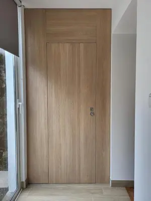 a wooden door in a room with a floor at Casa da travessa familial e com terraço in Porto