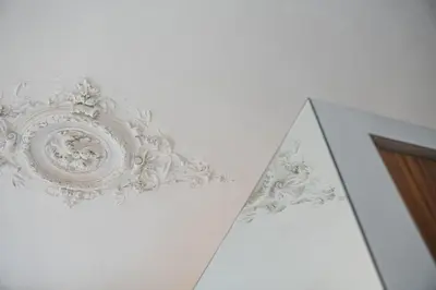 a white ceiling with a carving on a wall at GuestReady - Tempting getaway in Porto in Porto