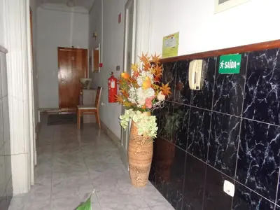 a vase filled with flowers in a hallway at Portuense Alojamento Local in Porto