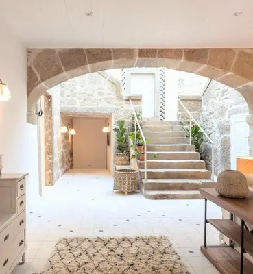 a room with a stone stairway with a stone wall at Quinta de Sá in Vila Nova de Gaia
