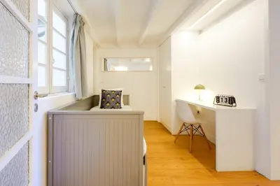 a small room with a desk and a window at Duque Luxury in Porto
