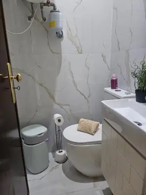 a bathroom with a toilet and a sink at Apartamento Quarto Compartilhado Porto in Porto