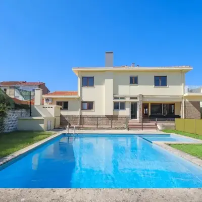 Villa 7BR & 7BA with Pool & Backyard in a Prime Location!
