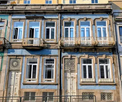 an old building with windows and balconies at Riko Guest House 2 in Porto