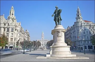 a statue in the middle of a street with buildings at Skyline Invicta in Porto