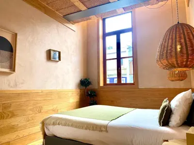 a bedroom with a bed and a window at Paraíso Garden Apartments in Porto