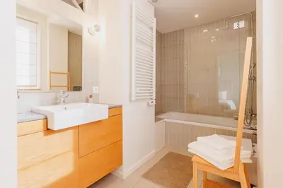 a bathroom with a sink and a bath tub at Cozee Torrinha in Porto