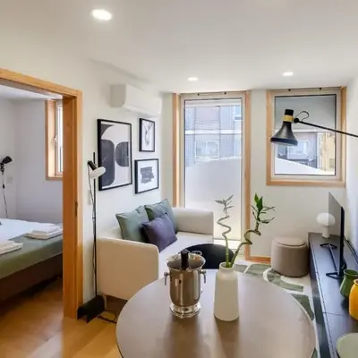Camoes Apartment with AC near Metro