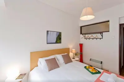 a bedroom with a bed and a basketball hoop at PinPorto City Center I in Porto