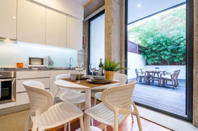 a kitchen and dining room with a table and chairs at Merc Porto Clérigo's Place in Porto