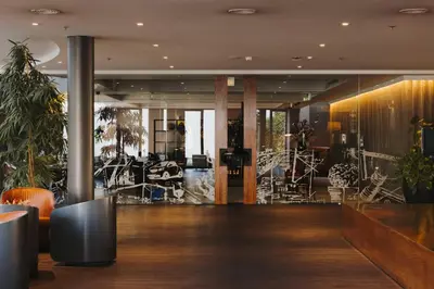 an office with a lobby with tables and chairs at Timbre Heroismo in Porto