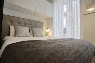 a bedroom with a large bed and a window at D&S - Porto São Bento Apartments II in Porto
