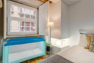 a bedroom with a fish tank next to a bed at Janika's Apartment in Porto