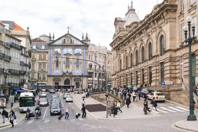 a group of people crossing a busy city street at Merc Porto Santa Catarina in Porto