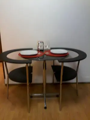 a table with two plates and glasses on top of it at Metro-Apartment RNAL nº35375 AL-Chamada para a rede móvel nacional in Porto