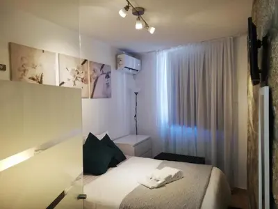 a small room with a bed and a window at Casa São Dinis in Porto