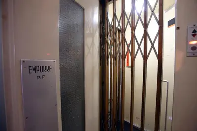 a door with a sign that reads employee hr at Studio DOWNTOWN in Porto