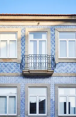 a building with a balcony on the side of it at Pause Apartments in Porto