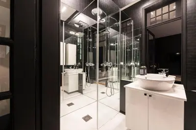 a bathroom with two sinks and a shower at Deco Gem Aliados in Porto