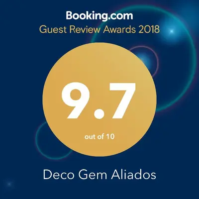 a poster for a guest review awards with a yellow circle at Deco Gem Aliados in Porto