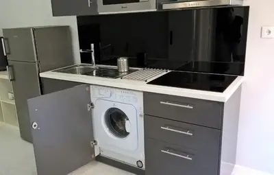 a kitchen with a washing machine and a stove at Covelo Apartment in Porto