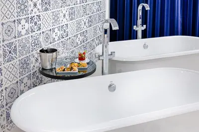 a bathroom with a tub and a sink and a bath tub at Hotel Cristal Porto in Porto