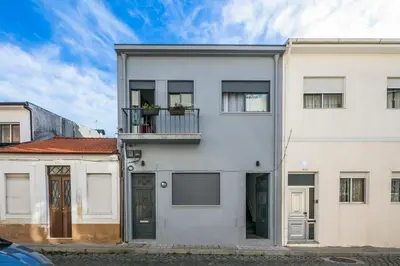 a white apartment building with a balcony at Apartamento À Francos Attic in Porto