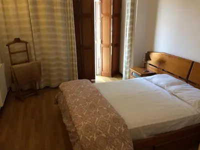 a bedroom with a bed and a chair at Downtown PORTO SE in Porto