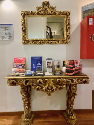 a table with books and a mirror on a wall at Hotel Porto Rico in Porto
