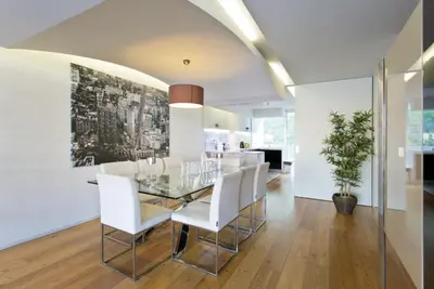 a microwave and oven in a white kitchen at HS Cais Cavaco in Vila Nova de Gaia