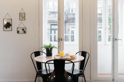 a kitchen and a living room with a couch at Galerias Nightlife Fashion Flats in Porto